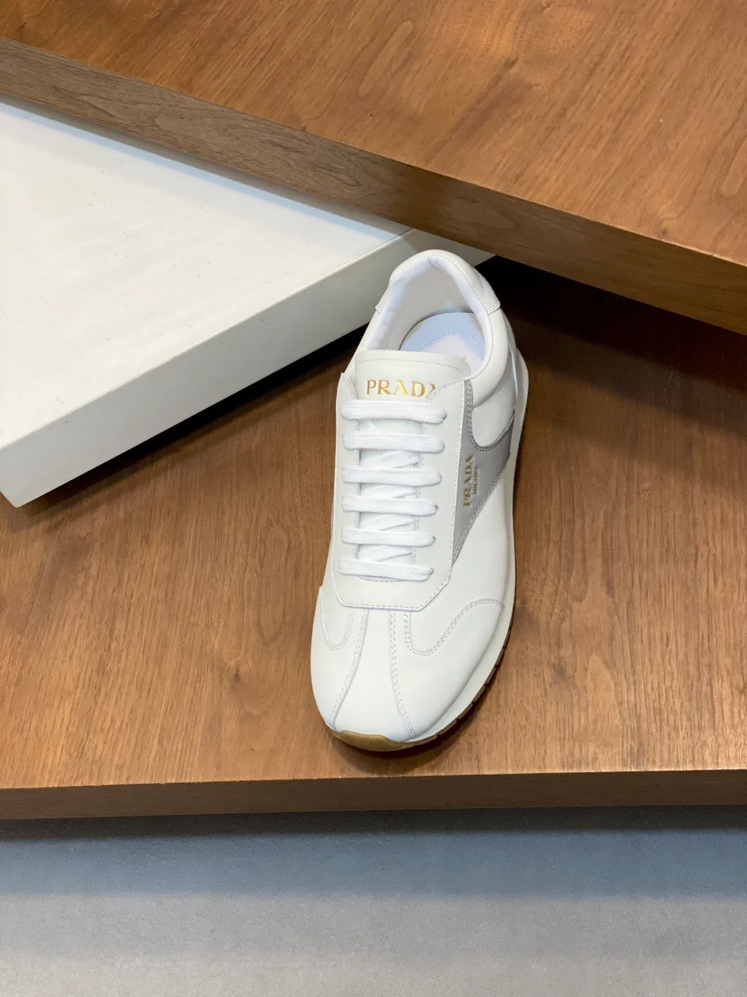 Men's shoes 💰740 Prada/Prada's new men's spliced ​​casual sports shoes. These sports shoes use exquisite stitching technology to outline a unique geometric texture, and contemporary lines and details reinterpret the classic sports style. The upper is made of ultra-official material, and the lining is full cowhide. It is lightweight, breathable, practical and versatile. The tongue is decorated with the Prada Milano logo, and the logo print is embellished with the laces. It is paired with a 2.5cm two-color rubber sole to create a comfortable wearing experience. Comes with full set of original packaging dust bag! Size: 39-40-41-42-43-44 (38, 45 customized) standard leather shoe size